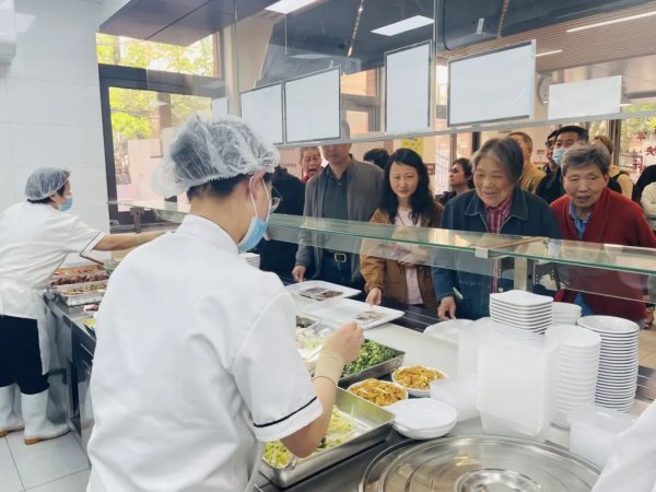 凯丰配资 甘泉路街道章家巷长者食堂新增晚餐服务，本帮特色套餐仅需15元